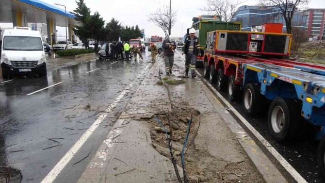 Pendik’te Aşırı Hızlı Otomobil, Aydınlatma Direği Ve Ağaca Çarpıp Yerinden Söktü