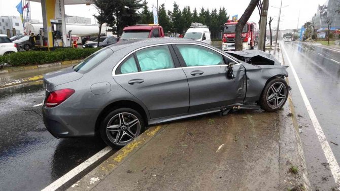 Pendik’te Aşırı Hızlı Otomobil, Aydınlatma Direği Ve Ağaca Çarpıp Yerinden Söktü