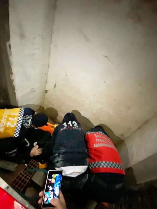 Bina Çatısından Havalandırma Boşluğuna Düşerek Yaralandı