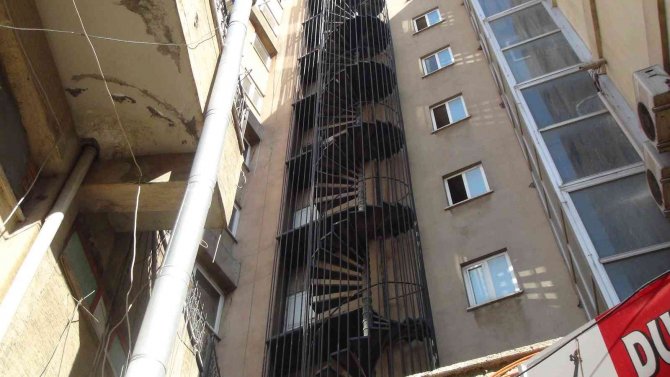 Şanlıurfa’da Hırsız Binanın Kapı Ve Pencerelerini Çaldı