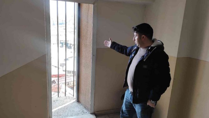 Şanlıurfa’da Hırsız Binanın Kapı Ve Pencerelerini Çaldı