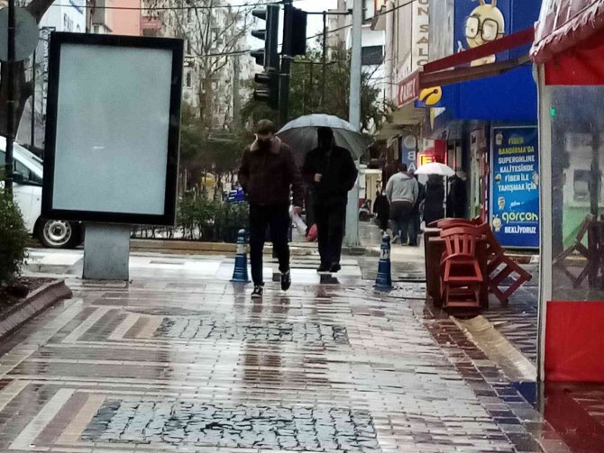 Bandırma’da Kuvvetli Yağış Ve Fırtına Etkili Oluyor: Deniz Seferleri İptal Edildi