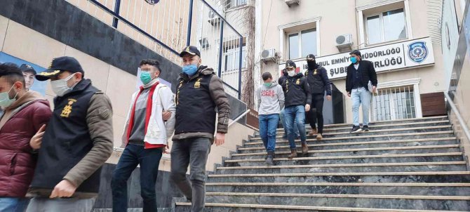 Lüks Araçtan Dijital Konsolu Çalan Hırsızlar Kamerada