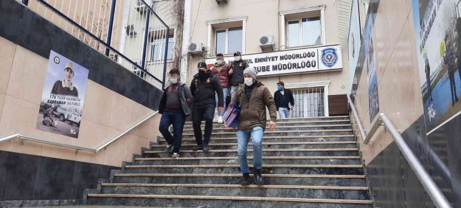 Lüks Araçtan Dijital Konsolu Çalan Hırsızlar Kamerada