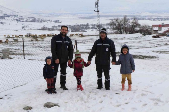 Karlı Yolları Aşıp Besicilere Ulaşıyorlar
