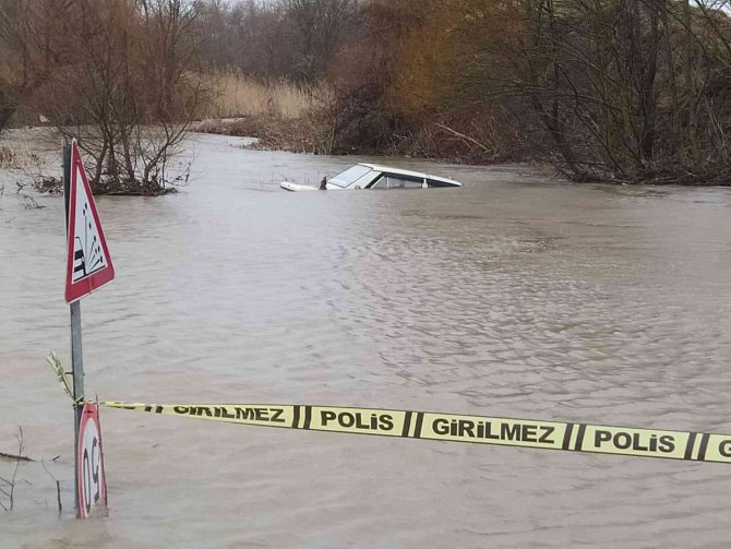 Taşan Dere Otomobili Yuttu