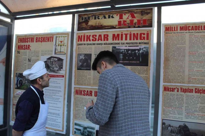 Durakta Dolmuş Beklerken İlçenin Tarihini Okuyorlar