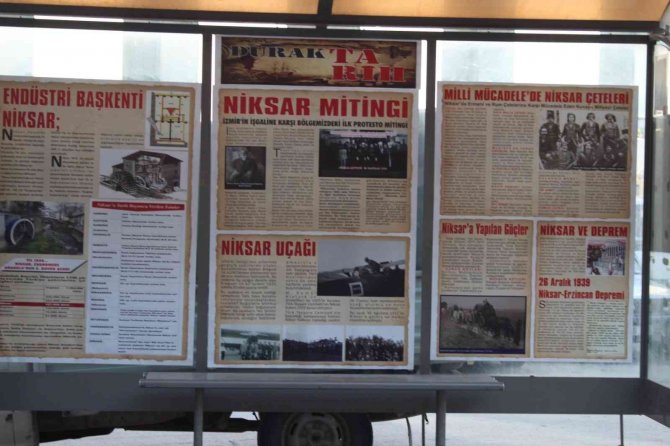Durakta Dolmuş Beklerken İlçenin Tarihini Okuyorlar