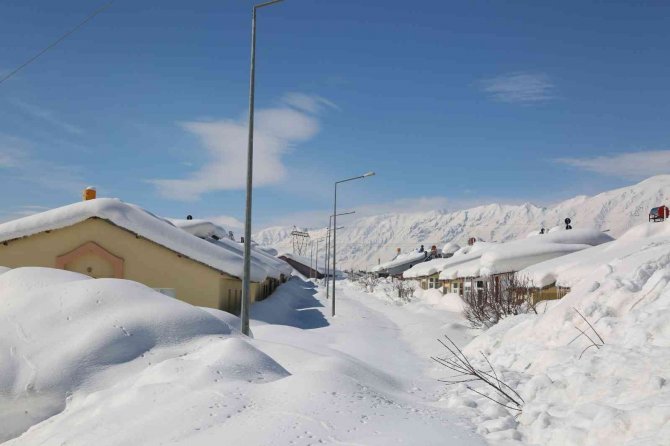 Tunceli’nin Ovacık İlçesi Kardan Kayboldu