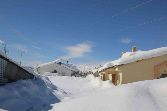 Tunceli’nin Ovacık İlçesi Kardan Kayboldu