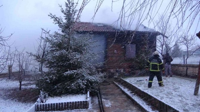 Ahşap Ev Alevlere Teslim Oldu