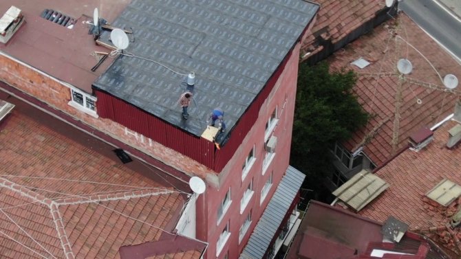 Üsküdar’da İşçilerin Çatıda Tehlikeli Çalışması Havadan Görüntülendi
