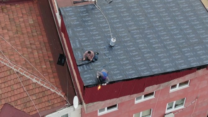 Üsküdar’da İşçilerin Çatıda Tehlikeli Çalışması Havadan Görüntülendi