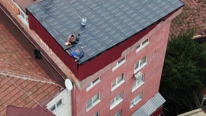 Üsküdar’da İşçilerin Çatıda Tehlikeli Çalışması Havadan Görüntülendi