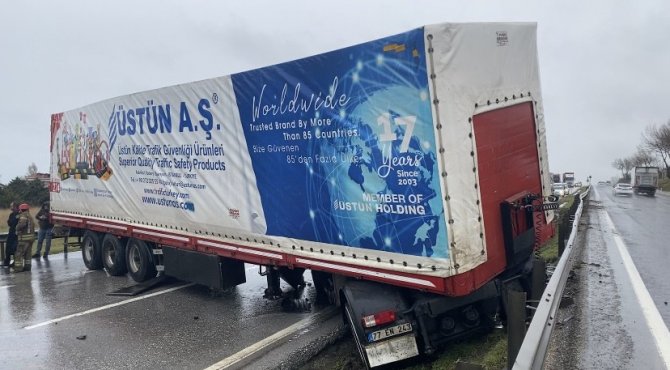 Büyükçekmece E-5’te Tır Kaza Yaptı: 1 Yaralı