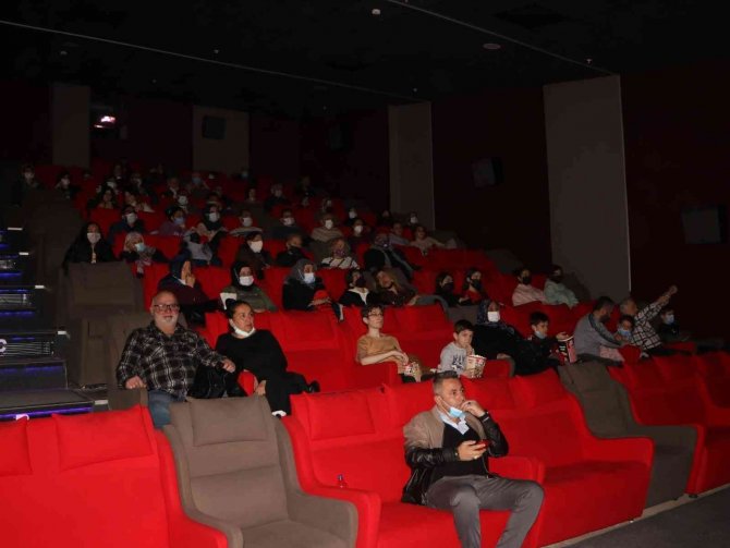Yalova’da Şehit Aileleri Ve Gaziler “İ̇yi Ki Varsın Eren” Filmini İzledi