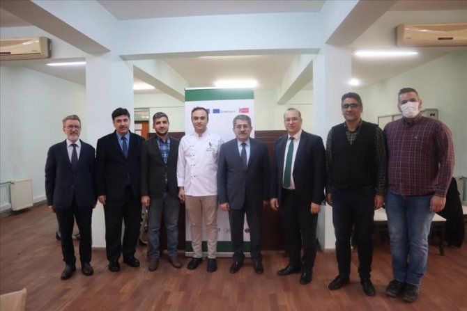 Rektör Aşçı Önlüğünü Giydi, Yosun Unundan Hamsili Pizza Yaptı