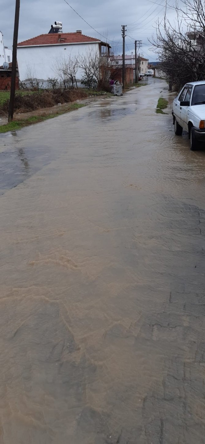 Burhaniye’de Aşırı Yağış Hayatı Olumsuz Etkiliyor