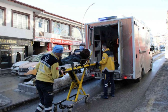 Üzerine Düşen Buz Sarkıtı Yaraladı, O Belediyeyi Suçladı