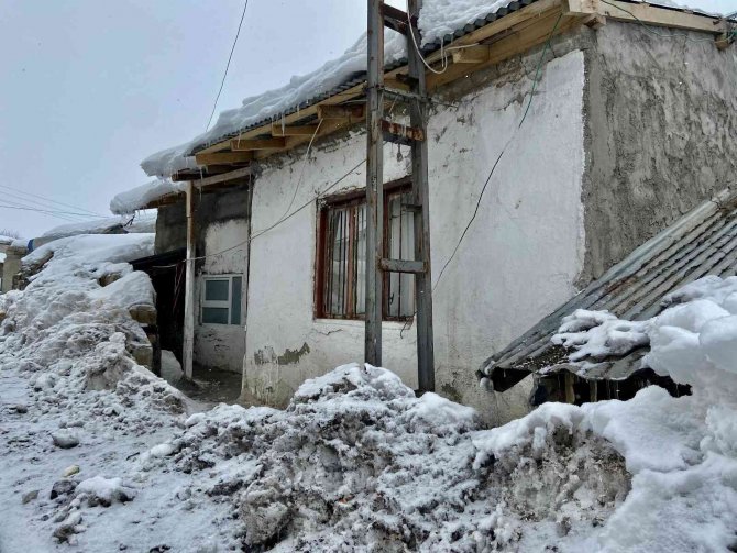Yüksek Kesimlerde Evler Kar Altında Kaldı