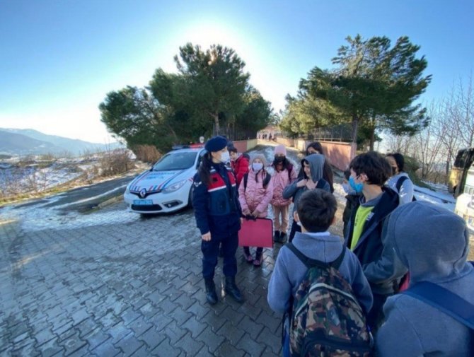 Jandarma Okul Çevreleri Ve Servis Araçlarını Denetledi