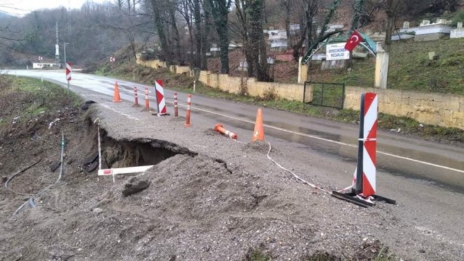 Yol Kenarındaki Heyelan Tehlikeye Davetiye Çıkarıyor