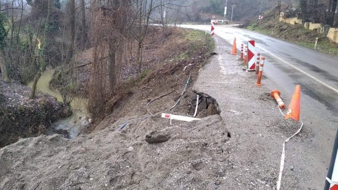 Yol Kenarındaki Heyelan Tehlikeye Davetiye Çıkarıyor