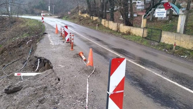 Yol Kenarındaki Heyelan Tehlikeye Davetiye Çıkarıyor