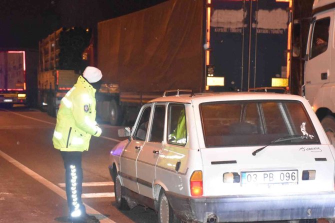 Afyonkarahisar-konya Karayolunda Buzlanma Ve Kazalar Nedeniyle 2 Saattir Ulaşım Sağlanamıyor