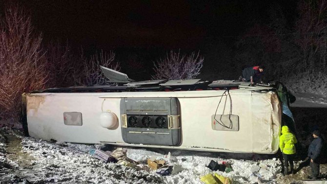 Yolcu Otobüsü Şarampole Devrildi: 15 Yaralı