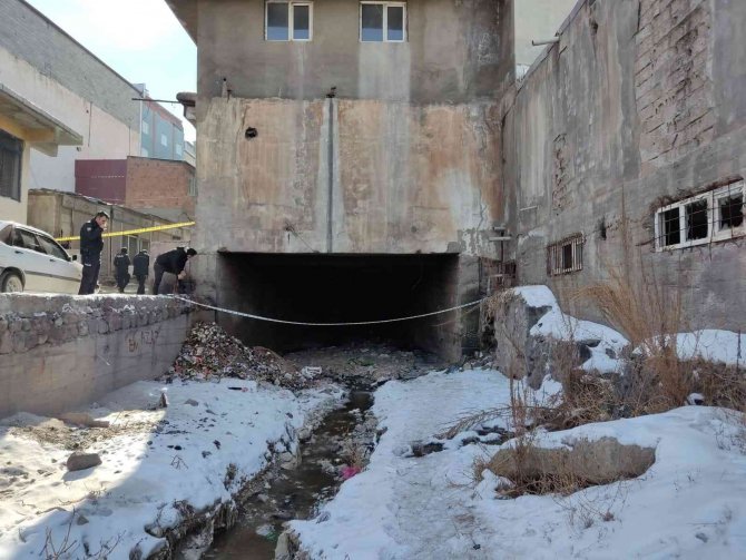Ağrı’da Akıl Almaz Hırsızlık: Dere Yatağından Girip Altın Dolu Kasayı Çaldılar