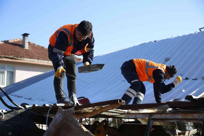 Konyaaltı’nda Doludan Zarar Gören Hayvancılara Büyükşehir’den Destek
