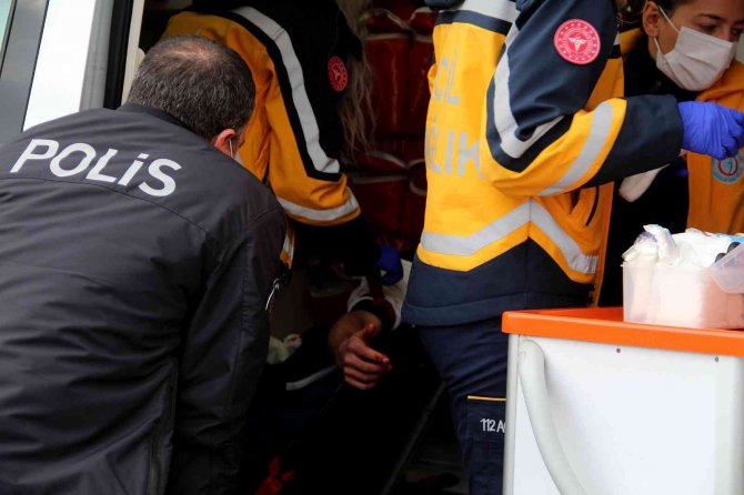 Antalya’da Gençlerin Kız Kavgasında Kan Aktı: 1 Yaralı