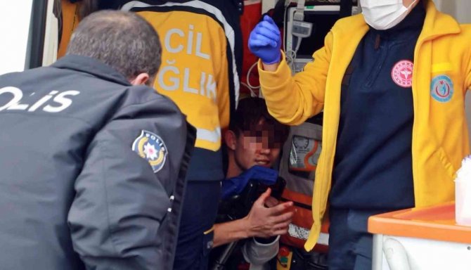 Antalya’da Gençlerin Kız Kavgasında Kan Aktı: 1 Yaralı