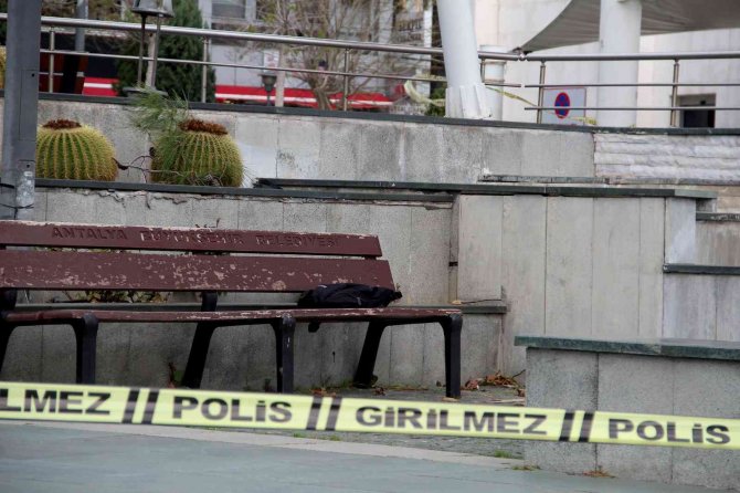 Antalya’da Şüpheli Çantadan Ders Kitapları Çıktı