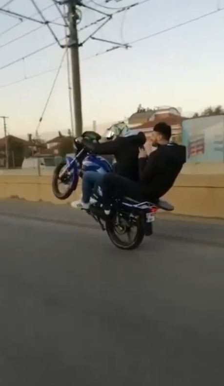 Trafikte Tek Teker Üzerinde Giden Motosiklet Sürücüsüne 2 Bin 400 Lira Ceza