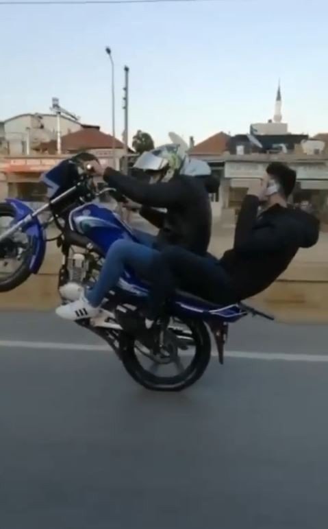 Trafikte Tek Teker Üzerinde Giden Motosiklet Sürücüsüne 2 Bin 400 Lira Ceza
