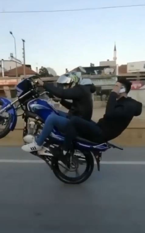 Trafikte Tek Teker Üzerinde Giden Motosiklet Sürücüsüne 2 Bin 400 Lira Ceza