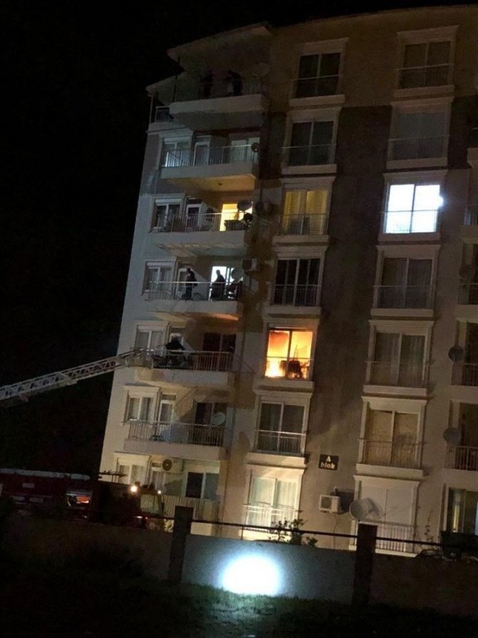 Antalya’daki Yangında Daire Kullanılamaz Hale Geldi