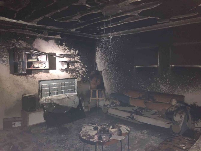 Antalya’daki Yangında Daire Kullanılamaz Hale Geldi