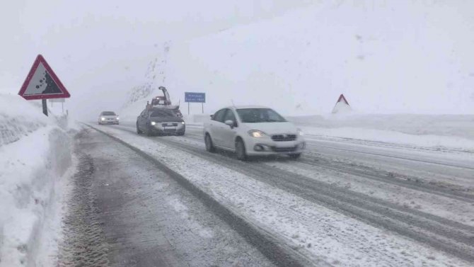 Antalya-konya Karayolunda Kar Kalınlığı 60 Santime Ulaştı