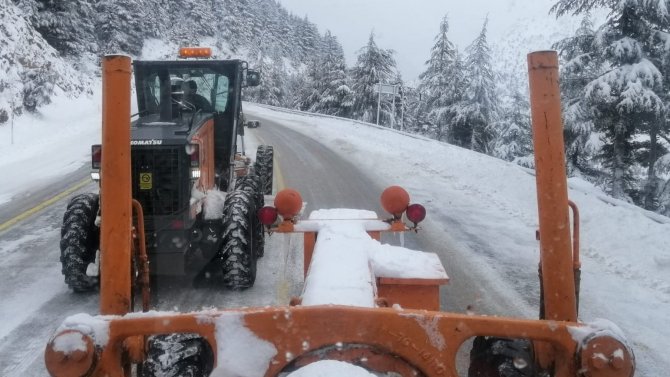 Antalya-konya Karayolunda Kar Kalınlığı 60 Santime Ulaştı