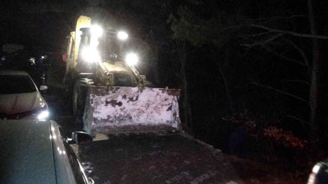 Karda Mahsur Kalan 17 Askeri Personel Ve 4 Belediye İşçisine Ulaşmak İçin Ekipler Son 500 Metreye Ulaştı