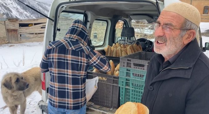 Bayburtlu Fırıncı Karlı Yolları Aşarak Yıllardır Köylere Ekmek Götürüyor
