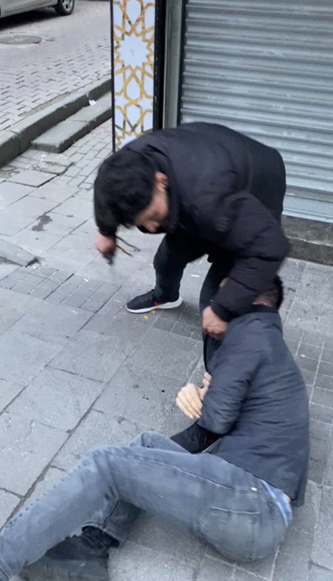 İ̇stanbul’da Bıçaklı Gasp Dehşeti Kamerada: Darp Edildi, Bıçaklandı, Gaspçının Bacağına Sarıldı