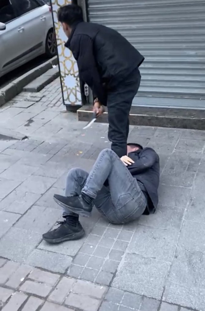 İ̇stanbul’da Bıçaklı Gasp Dehşeti Kamerada: Darp Edildi, Bıçaklandı, Gaspçının Bacağına Sarıldı