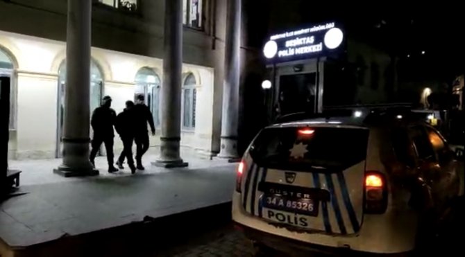 İ̇stanbul’da Bıçaklı Gasp Dehşeti Kamerada: Darp Edildi, Bıçaklandı, Gaspçının Bacağına Sarıldı