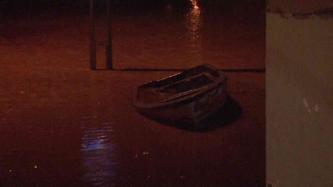 Beykoz’da Dere Taştı, Yol Sular Altında Kaldı...mahsur Kalan 3 Kişi Böyle Kurtarıldı