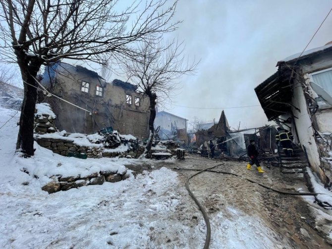 Bilecik’te Çıkan Ev Yangınında 2 Kişi Kurtarılırken 1 Kişi Hayatını Kaybetti