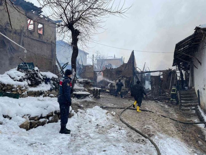 Bilecik’te Çıkan Ev Yangınında 2 Kişi Kurtarılırken 1 Kişi Hayatını Kaybetti